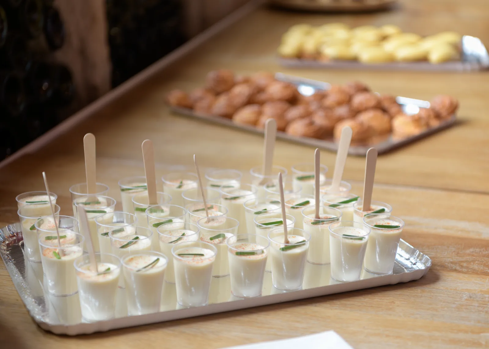 Verrines de l'apéritif dressées sur une table du restaurant
