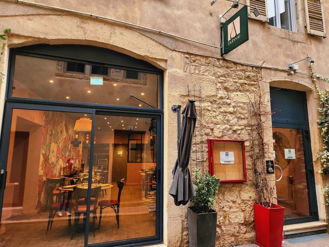 La façade du restaurant L’Adresse illuminée de nuit